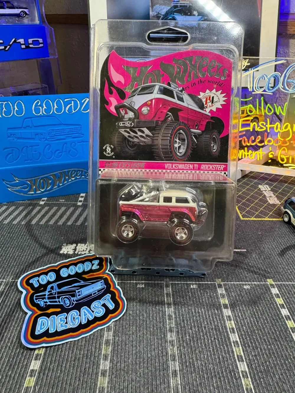 Hot Wheels RLC Volkswagen T1 Rockster Pink
